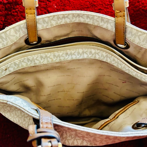 Michael Kors Large Tore with Side Pockets and interior Pockets - Picture 5 of 6